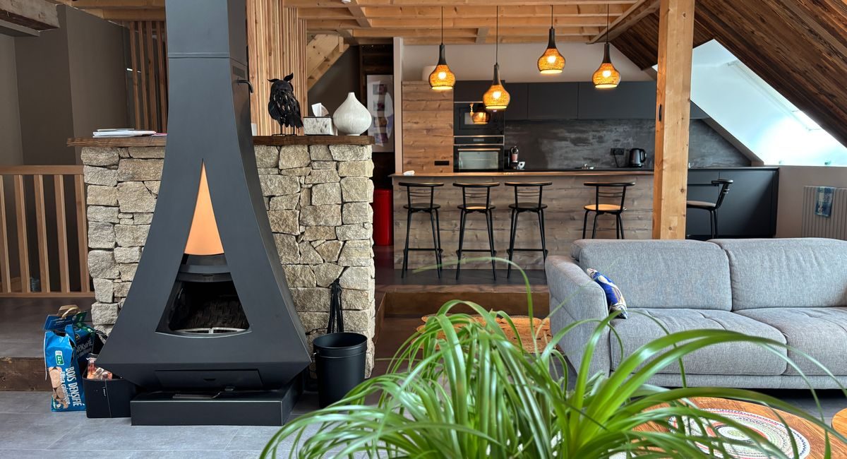 Salon chaleureux de chalet au coin du feu